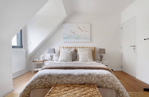 Saint-Cast-le-Guildo Bed & Breakfast | Bed and Breakfast 'Les Goélands - 1' with Shared Garden and Wi-Fi