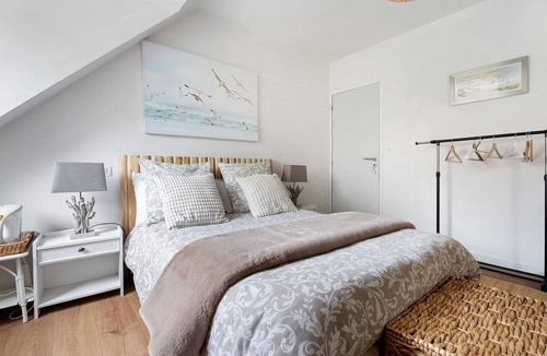 Saint-Cast-le-Guildo Bed & Breakfast | Bed and Breakfast 'Les Goélands - 1' with Shared Garden and Wi-Fi
