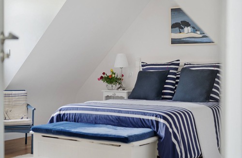 Saint-Cast-le-Guildo Bed & Breakfast | Bed and Breakfast 'Les Goélands - 2' with Shared Garden and Wi-Fi