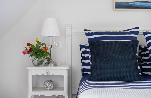 Saint-Cast-le-Guildo Bed & Breakfast | Bed and Breakfast 'Les Goélands - 2' with Shared Garden and Wi-Fi