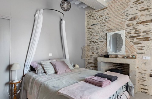 Nyoiseau Bed & Breakfast | Bed and Breakfast 'Le Relais Des Hirondelles-Le Verger' with Wi-Fi