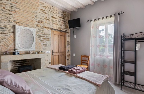 Nyoiseau Bed & Breakfast | Bed and Breakfast 'Le Relais Des Hirondelles-Le Verger' with Wi-Fi