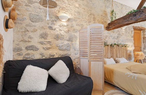 Saint-Malo-du-Bois Bed & Breakfast | Bed and Breakfast 'Chambre Bohème' with Shared Garden and Wi-Fi