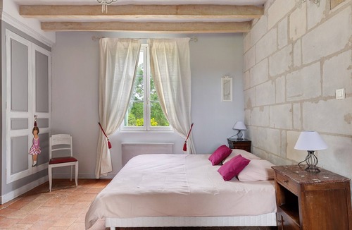 Rigny-Usse Bed & Breakfast | Bed and Breakfast 'Champ Du Bois' with Shared Garden and Wi-Fi