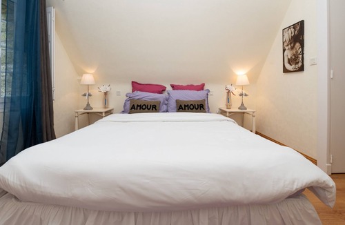 Saint-Ave Bed & Breakfast | Bed and Breakfast 'Chambre Romantique' with Shared Pool, Shared Terrace and Wi-Fi