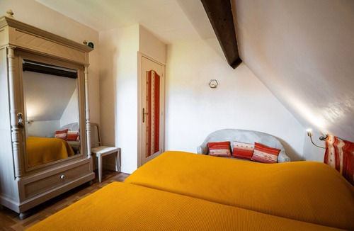 Bavent Bed & Breakfast | Bed and Breakfast 'Chambres D'hôtes - Chambre 3' with Shared Garden and Wi-Fi