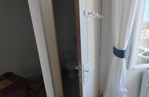 Hommes Bed & Breakfast | Bed and Breakfast 'Grande Chambre Avec Brunch' with Wi-Fi