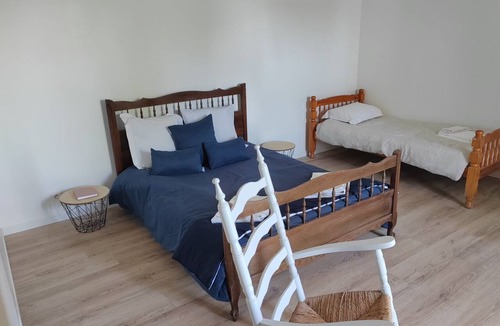 Hommes Bed & Breakfast | Bed and Breakfast 'Grande Chambre Avec Brunch' with Wi-Fi