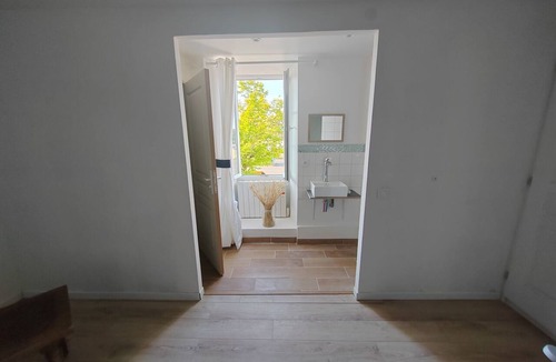 Hommes Bed & Breakfast | Bed and Breakfast 'Grande Chambre Avec Brunch' with Wi-Fi