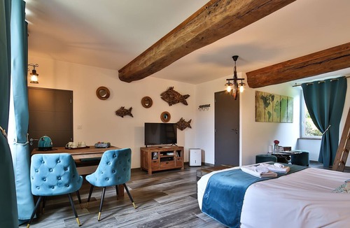 Vaudrimesnil Bed & Breakfast | Black Pearl Room – Marine Atmosphere with Shared Garden
