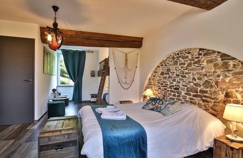 Vaudrimesnil Bed & Breakfast | Black Pearl Room – Marine Atmosphere with Shared Garden