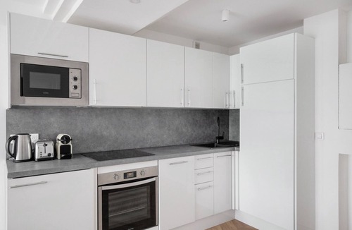 Faubourg-du-Roule Apartment | Blueground | Arc de Triomphe, balcony, nr shops