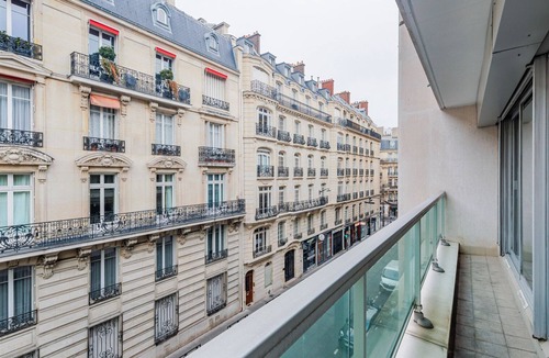 Porte-Dauphine Apartment | Blueground | Chaillot, balcony, nr Eiffel Tower