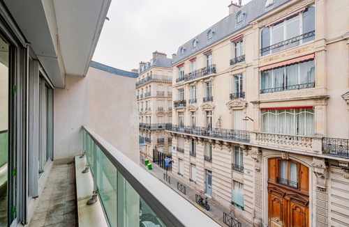 Porte-Dauphine Apartment | Blueground | Chaillot, balcony, nr Eiffel Tower