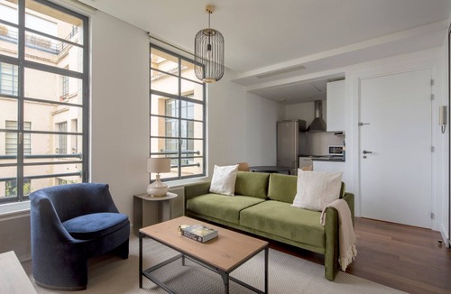 Faubourg-du-Roule Apartment | Blueground | Champs Elysées, security, furnished