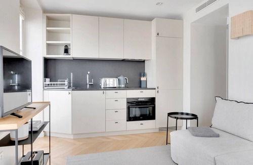 Quartier de la Place-Vendome Apartment | Blueground | Madeleine, nr Olympia & opéra