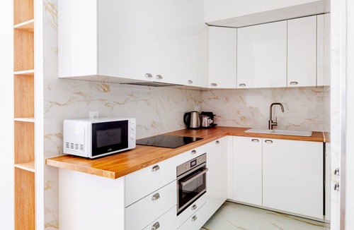Faubourg-du-Roule Apartment | Blueground | St-Philippe, doorman, nr Champs