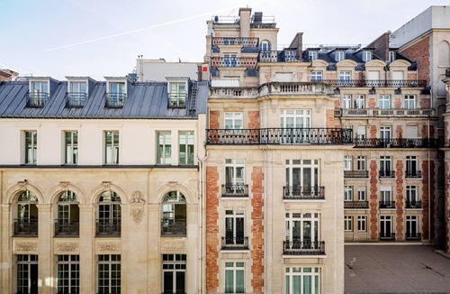 Faubourg-du-Roule Apartment | Blueground | St-Philippe, doorman, nr Champs