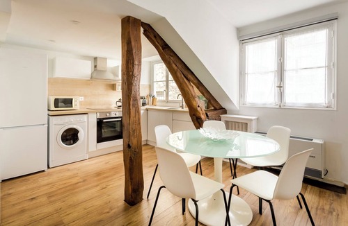 Faubourg-du-Roule Apartment | Bright and Cozy Champs Elysées rue D'artois