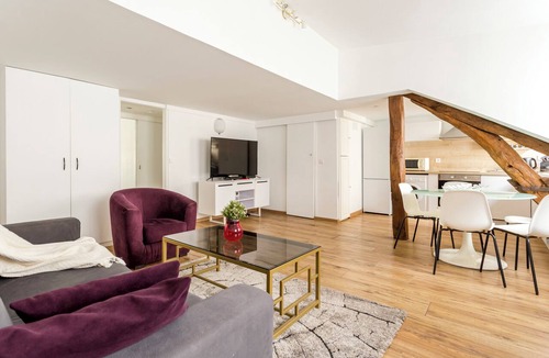Faubourg-du-Roule Apartment | Bright and Cozy Champs Elysées rue D'artois