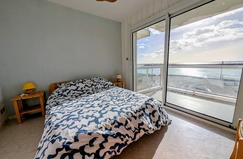 Jard-sur-Mer Apartment | Bright Apartment with superb views of the port