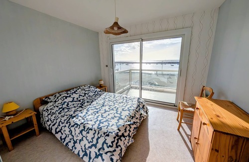 Jard-sur-Mer Apartment | Bright Apartment with superb views of the port