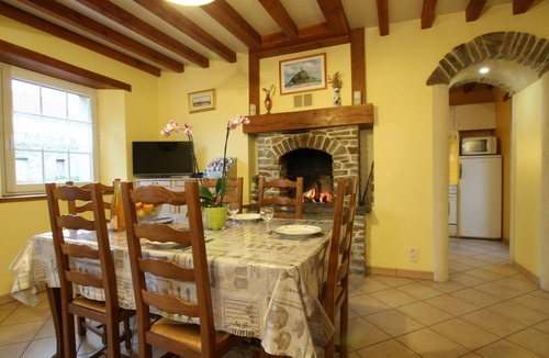 Saint-Jean-de-Savigny Cottage | Bright countryside house with garden and fireplace
