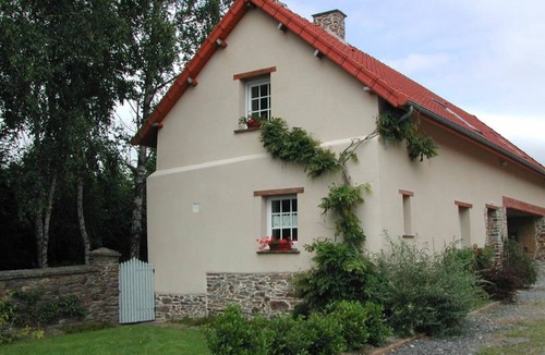 Saint-Jean-de-Savigny Cottage | Bright countryside house with garden and fireplace