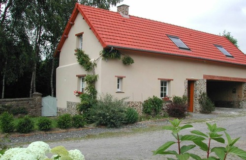 Saint-Jean-de-Savigny Cottage | Bright countryside house with garden and fireplace