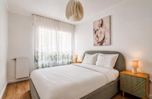Clichy Apartment | Bright & Spacious Apartment near Paris 6 Guests