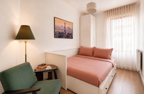 Clichy Apartment | Bright & Spacious Apartment near Paris 6 Guests
