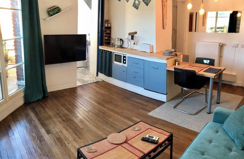 Viroflay Apartment | Bright studio apartment with a small terrace