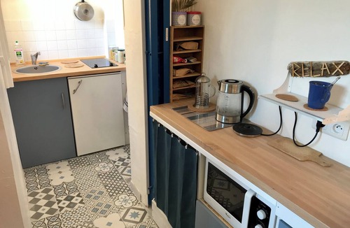 Viroflay Apartment | Bright studio apartment with a small terrace