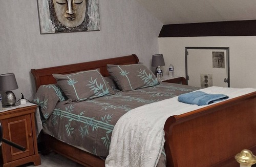 Oasis - Maroc Bed & Breakfast | "Buddha" Room—perfect for sporting events at the Le Mans circuit