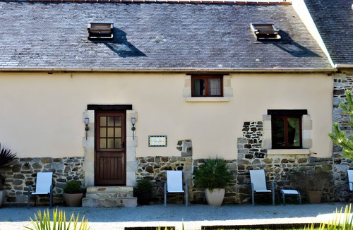 Nehou House | Bumpkin Cottage – La Mare Chappey, Family-Friendly, Heated Pool