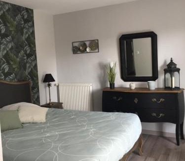 Quettehou Bed & Breakfast | Côté jardin des Charmilles