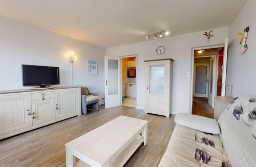 Saint-Gilles-Croix-de-Vie Apartment | Captain's cabin - Appart Face Port + Elevator