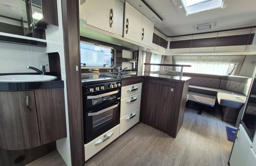 Chartres-de-Bretagne House | Caravan hobby 560 FC prestige