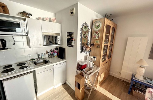 Granville Apartment | Central apartment with balcony, private parking
