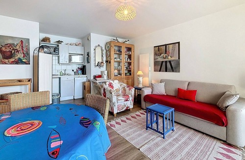 Granville Apartment | Central apartment with balcony, private parking
