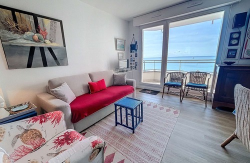 Granville Apartment | Central apartment with balcony, private parking