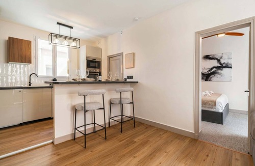 Plaisance Apartment | Central Paris Deluxe flat for 5 near Montparnasse