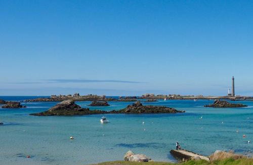 Plouguerneau Apartment | Centre bourg, spacieux duplex classé 3 étoiles, Plages à 5 min