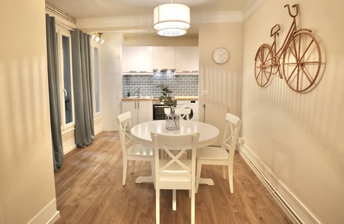 Saint-Vincent-de-Paul Apartment | Centric and spring flat!