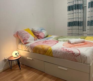 Plaisir Apartment | Chambre chez Flore, Versailles Thoiry, France, miniature