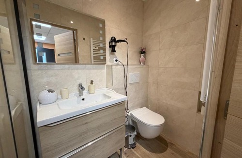 Domagne House | Chambre double avec salle de bain privative
