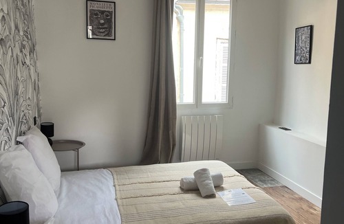 Chartres House | CHAMBRE PICASSIETTE - 1 WITH DINING AREA-BILLARD-BABYFOOT-TERRACE