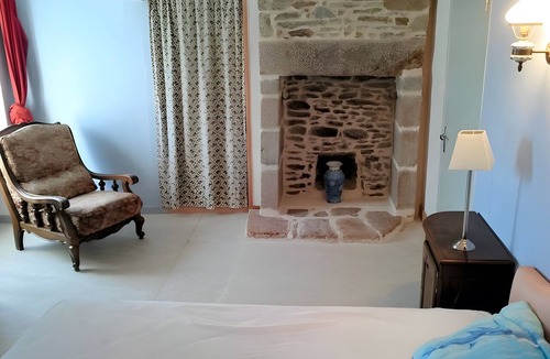 Bacilly Bed & Breakfast | Charming 17th-Century Holiday Home “Gîte Le Mont Saint Michel” with Wi-Fi