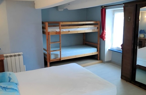 Bacilly Bed & Breakfast | Charming 17th-Century Holiday Home “Gîte Le Mont Saint Michel” with Wi-Fi