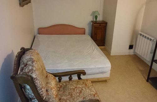 Bacilly Bed & Breakfast | Charming 17th-Century Holiday Home “Gîte Le Mont Saint Michel” with Wi-Fi
